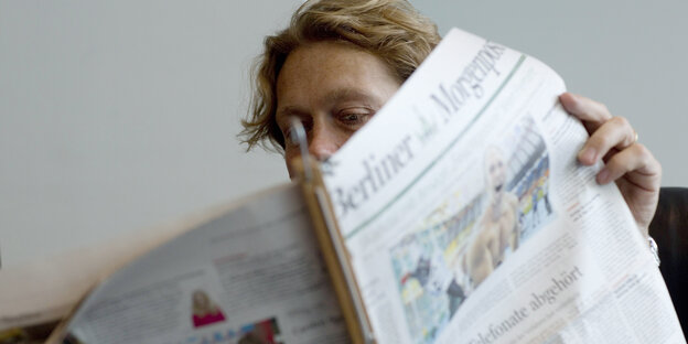 Eine Frau liest die Berliner Morgenpost Eine Frau liest die Berliner Morgenpost