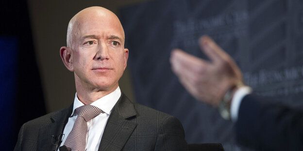 Amazon-Chef Jeff Bezos bei einer Rede Amazon-Chef Jeff Bezos bei einer Rede