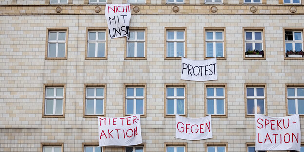 Protesttransparente an Hausfassade