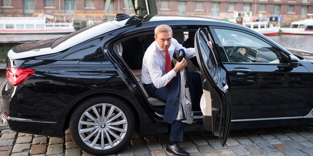 Christian Lindner steigt aus einem Auto aus Christian Lindner steigt aus einem Auto aus