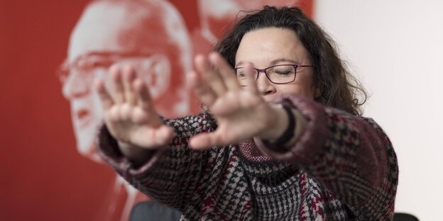 Andrea Nahles hat die Augen geschlossen und streckt die Arme aus, als würde sie schlafwandeln Andrea Nahles hat die Augen geschlossen und streckt die Arme aus, als würde sie schlafwandeln