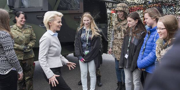 Verteidigungsministerin Ursula von der Leyen (CDU) begrüßt Schülerinnen, die am Girls Day im Verteidigungsministerium teilnehmen und sich dort Ausruestung, Tarnschminke und Fahrzeuge ansehen Verteidigungsministerin Ursula von der Leyen (CDU) begrüßt Schülerinnen, die am Girls Day im Verteidigungsministerium teilnehmen und sich dort Ausruestung, Tarnschminke und Fahrzeuge ansehen