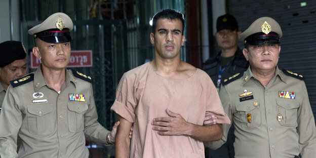 Hakim Al-Araibi verlässt in Begleitung von zwei Polizisten das Strafgericht. Hakim Al-Araibi verlässt in Begleitung von zwei Polizisten das Strafgericht.