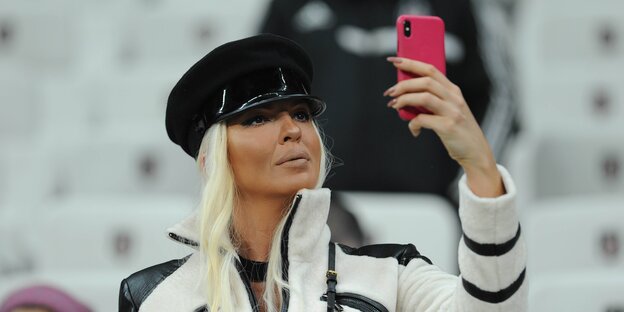 Jelena Karleuša macht ein Selfie mit ihrer Handykamera Jelena Karleuša macht ein Selfie mit ihrer Handykamera