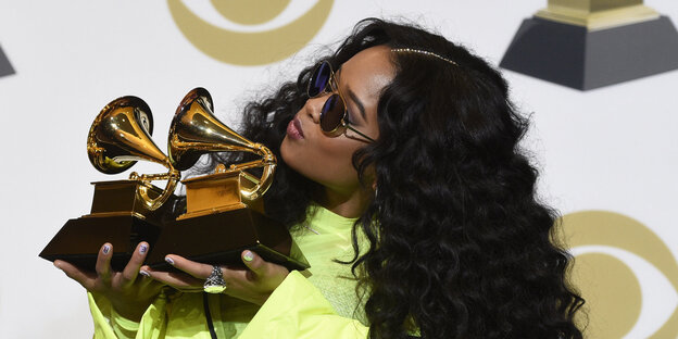 Eine Frau küsst einen Grammy Eine Frau küsst einen Grammy