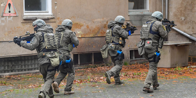 Beamte des Spezialeinsatzkommandos (SEK) nehmen an einer Anti-Terror-Übung im brandenburgischen Bernau teil Beamte des Spezialeinsatzkommandos (SEK) nehmen an einer Anti-Terror-Übung im brandenburgischen Bernau teil