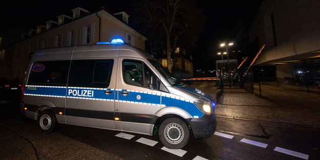 polizeibus steht nachts auf straße polizeibus steht nachts auf straße