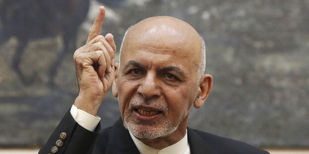 Präsident Aschraf Ghani mit erhobenem Zeigefinger Präsident Aschraf Ghani mit erhobenem Zeigefinger