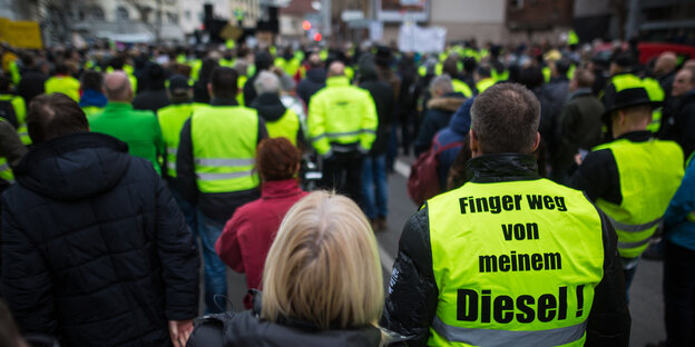 Menschenmenge mit gelben Warnwesten Menschenmenge mit gelben Warnwesten
