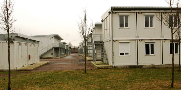 Zweigeschossige Gebäude, die aus Containern bestehen. Zweigeschossige Gebäude, die aus Containern bestehen.