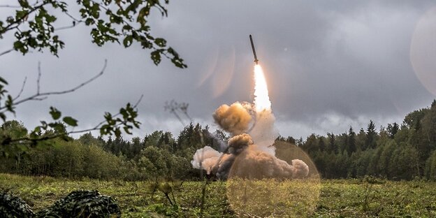 Eine Rakete beim Start Eine Rakete beim Start