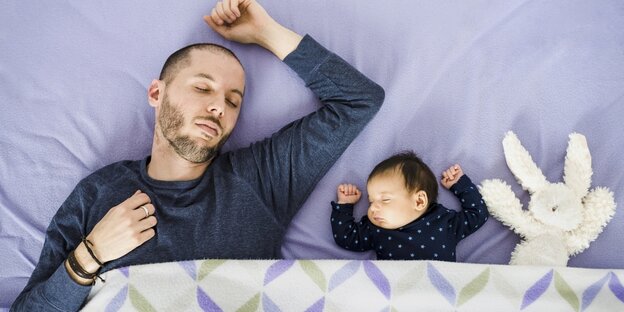 Ein Mann und ein Kind schlafen neben einem Kuscheltier Ein Mann und ein Kind schlafen neben einem Kuscheltier