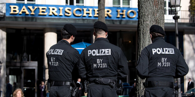 Polizisten stehen vor dem Hotel „Bayerischer Hof“ in München Polizisten stehen vor dem Hotel „Bayerischer Hof“ in München