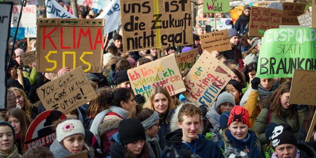 Schüler demonstrieren mit Plakaten gegen die Energiegewinnung aus Kohle Schüler demonstrieren mit Plakaten gegen die Energiegewinnung aus Kohle