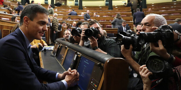 Spaniens Ministerpräsident Pedro Sánchez spricht in eine Kamera Spaniens Ministerpräsident Pedro Sánchez spricht in eine Kamera