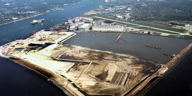 Die Luftaufnahme vom März 2002 zeigt die Baustelle Mühlenberger Loch in Hamburg, das schon teilweise zugeschüttet ist. Die Luftaufnahme vom März 2002 zeigt die Baustelle Mühlenberger Loch in Hamburg, das schon teilweise zugeschüttet ist.