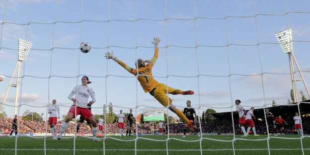 Champions League - Frauen - Finale: 1. FFC Frankfurt - Paris St. Germain am 14.05.2015 im Friedrich-Ludwig-Jahn-Sportpark in Berlin. Mandy Islacker (r) erzielt an Annike Krahn (l) und Katarzyna Kiedrzynek (M) vorbei den Siegtreffer zum 2:1 Champions League - Frauen - Finale: 1. FFC Frankfurt - Paris St. Germain am 14.05.2015 im Friedrich-Ludwig-Jahn-Sportpark in Berlin. Mandy Islacker (r) erzielt an Annike Krahn (l) und Katarzyna Kiedrzynek (M) vorbei den Siegtreffer zum 2:1