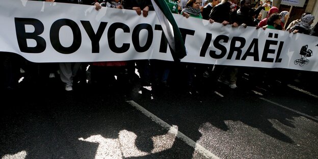 Demonstrierende mit Transparent, darauf "Boycott Israel" Demonstrierende mit Transparent, darauf "Boycott Israel"