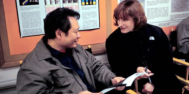 Ang Lee und Gale Anne Hurd besprechen sich am Set von The Hulk Ang Lee und Gale Anne Hurd besprechen sich am Set von The Hulk