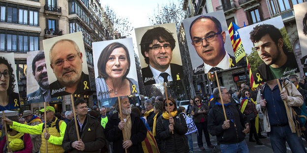 Demonstrierende halten Schilder mit den Gesichtern der inhaftierten Separatistenführer hoch Demonstrierende halten Schilder mit den Gesichtern der inhaftierten Separatistenführer hoch