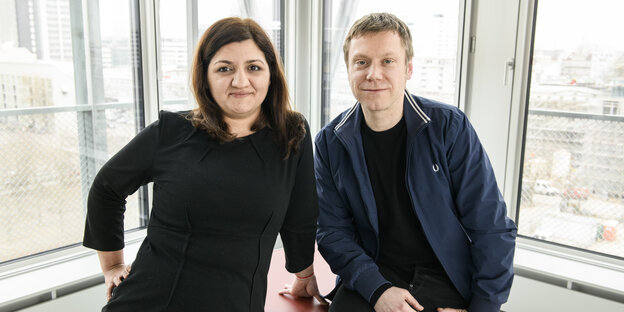 Özlem Demirel und Martin Schirdewan, sitzen nebeneinander und schauen in die Kamera Özlem Demirel und Martin Schirdewan, sitzen nebeneinander und schauen in die Kamera