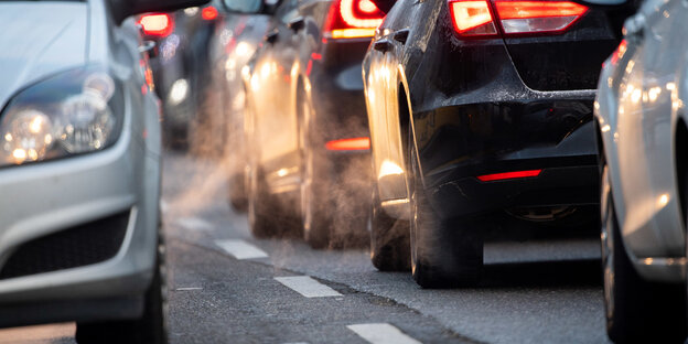 Autos auf der Straße Autos auf der Straße