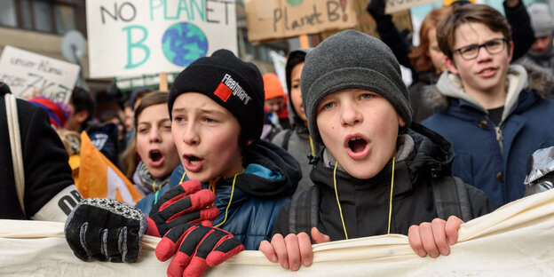 Kinder demonstrieren Kinder demonstrieren