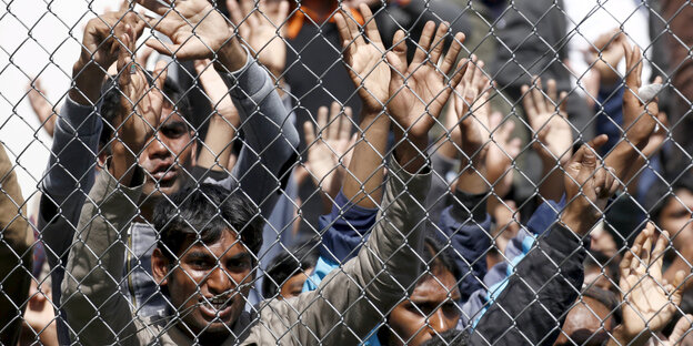Hinter Stacheldraht: Protestierende Flüchtlinge auf Lebos Hinter Stacheldraht: Protestierende Flüchtlinge auf Lebos