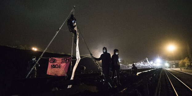 Aktivist*innen bei der Aktion, für die sie nun verklagt wurden, bei Nacht Aktivist*innen bei der Aktion, für die sie nun verklagt wurden, bei Nacht