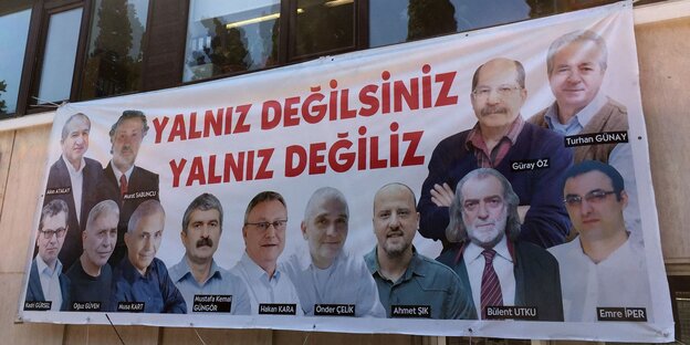 Ein Plakat mit den 13 Inhaftierten hängt im Sommer 2017 am Verlagsgebäude der Cumhuriyet Ein Plakat mit den 13 Inhaftierten hängt im Sommer 2017 am Verlagsgebäude der Cumhuriyet