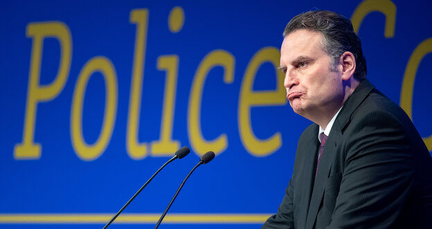 Krings hinter Mikrofonen und vor blauer Wand auf dem Polizeikongress Krings hinter Mikrofonen und vor blauer Wand auf dem Polizeikongress