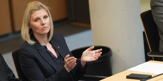 Eine Frau, Jessica Bießmann, sitzt an einem Tisch im Berliner Abgeordnetenhaus und klatscht in die Hände Eine Frau, Jessica Bießmann, sitzt an einem Tisch im Berliner Abgeordnetenhaus und klatscht in die Hände