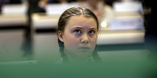 Greta Thunberg schaut nach oben