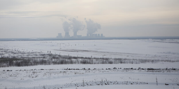 Blick über den Braunkohletagebau Nochten auf das Kraftwerk Boxberg