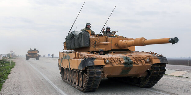 Ein Leopard-Panzer der türkischen Armee fährt auf einer Straße Ein Leopard-Panzer der türkischen Armee fährt auf einer Straße