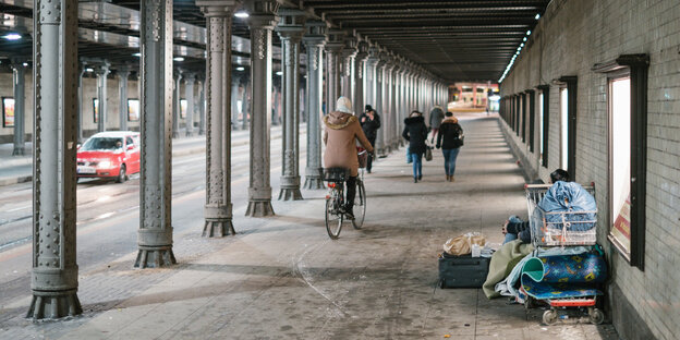 Obdachlose unter einer Brücke beim Hauptbahnof in Hannover. Obdachlose unter einer Brücke beim Hauptbahnof in Hannover.