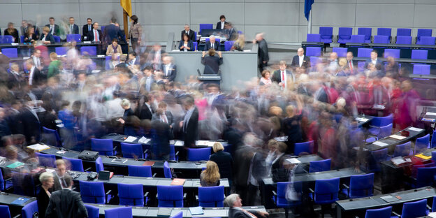 Bundestagsabgeordnete geben ihre Stimmkarte bei der namentlichen Abstimmung über die Reform des Paragrafen 219a. Bundestagsabgeordnete geben ihre Stimmkarte bei der namentlichen Abstimmung über die Reform des Paragrafen 219a.