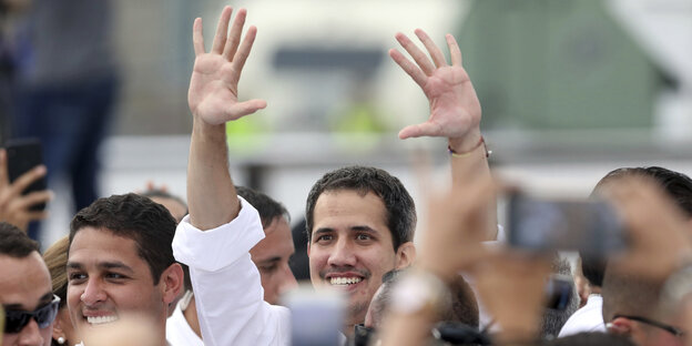 Ein Mann hebt die Hände, es ist Juan Guaido Ein Mann hebt die Hände, es ist Juan Guaido