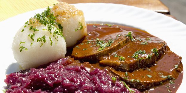 Braten mit brauner Soße, Klößen und Rotkohl Braten mit brauner Soße, Klößen und Rotkohl