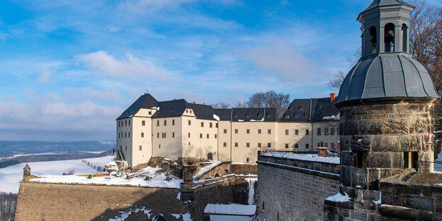 Die Mauern der Festung Königstein mit der Georgenburg sind mit Schnee bedeckt Die Mauern der Festung Königstein mit der Georgenburg sind mit Schnee bedeckt