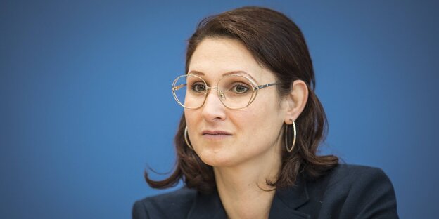 Ferda Ataman trägt eine Brille und schaut zur Seite Ferda Ataman trägt eine Brille und schaut zur Seite