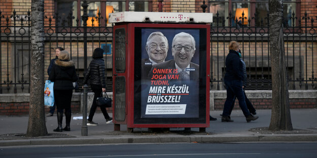 An einer Bushaltestelle hängt ein Poster der ungarischen Regierung gegen Jean-Claude Juncker An einer Bushaltestelle hängt ein Poster der ungarischen Regierung gegen Jean-Claude Juncker