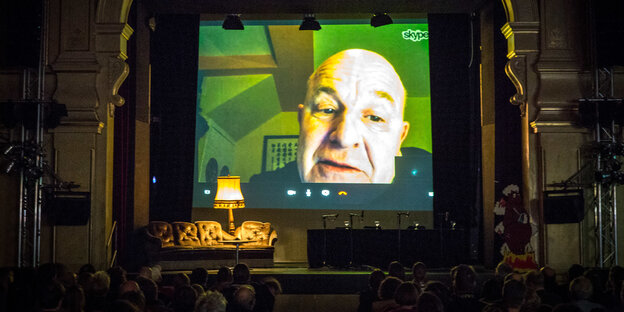 Christian Y. Schmidt bei einer Skype-Übertragung. Christian Y. Schmidt bei einer Skype-Übertragung.