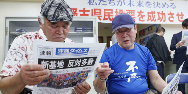 Zwei ältere Männer lesen Zeitung Zwei ältere Männer lesen Zeitung