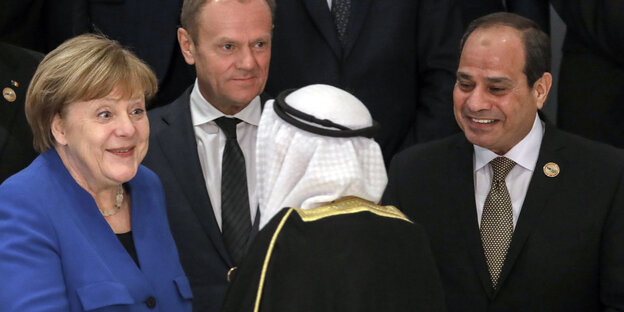 Angela Merkel begrüßt einen Prinz aus Kuwait und EU-Politiker Tusk sowie der ägyptische Präsident al-Sisi sehen zu Angela Merkel begrüßt einen Prinz aus Kuwait und EU-Politiker Tusk sowie der ägyptische Präsident al-Sisi sehen zu