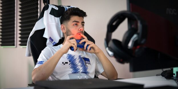 Junge am Computer Junge am Computer