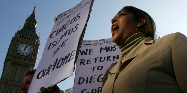 Prostestierende vor dem Parlament in London