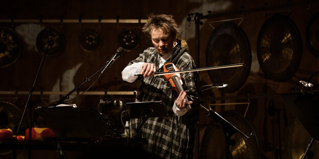 Laurie Anderson mit E-Geige Laurie Anderson mit E-Geige