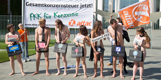 Sieben nackte ProtestierInnen verhüllen ihre Scham mit Schildern Sieben nackte ProtestierInnen verhüllen ihre Scham mit Schildern