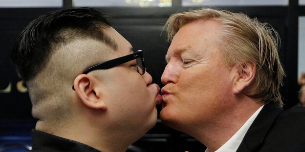 Trumps und Kim Jong Uns Double küssen sich Trumps und Kim Jong Uns Double küssen sich